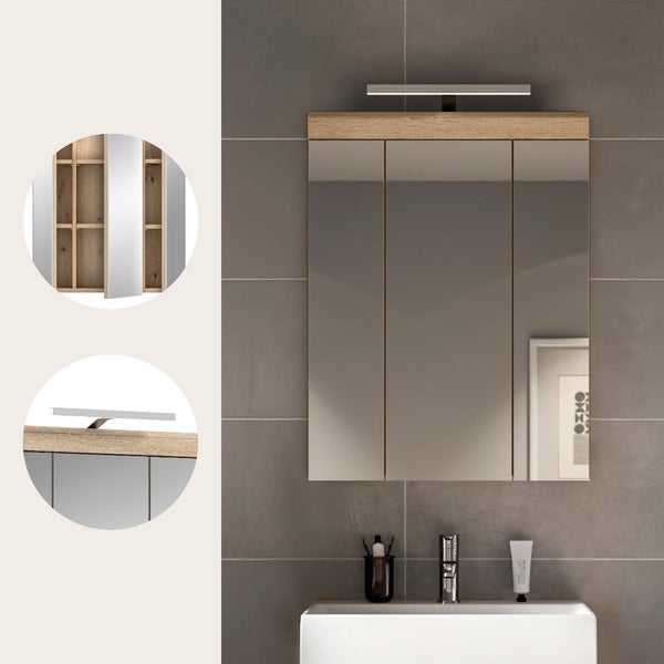 Dreitüriger Badezimmer-Spiegelschrank mit integrierter LED-Beleuchtung und Holzkorpus über einem Waschbecken.