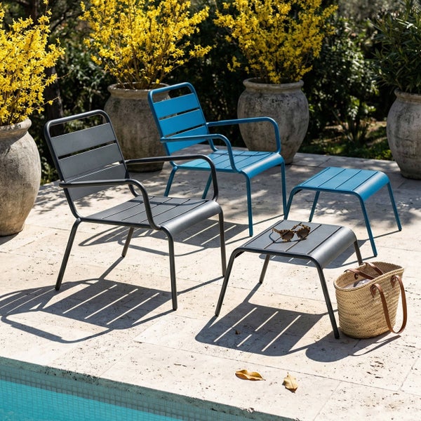Garten-Set aus Metall mit Sesseln und Hockern auf einer Terrasse am Pool, Latten-Design, moderne Gartenmöbel.