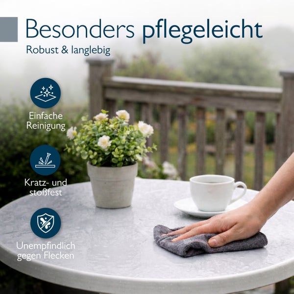 Hand wischt einen pflegeleichten Gartentisch ab. Symbole für einfache Reinigung, Kratz- und Stoßfestigkeit sowie Fleckenunempfindlichkeit.