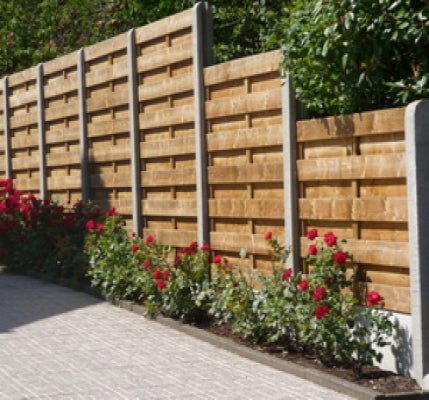 Holzzaun mit Betonpfosten und Rosen im Garten