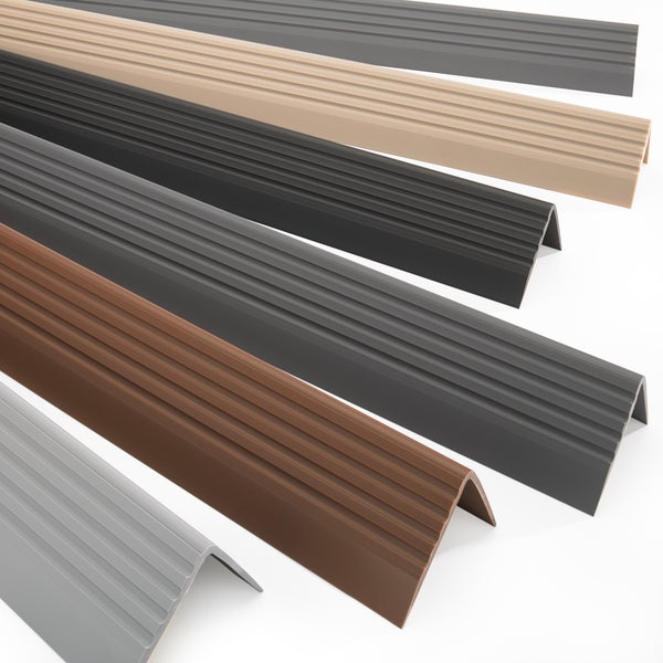 Set aus geriffelten Winkelleisten aus Kunststoff in verschiedenen Ausführungen für den Innenausbau.