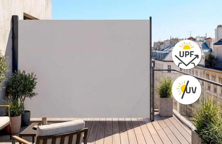 Ausgezogene Seitenmarkise auf einer Terrasse mit Holzbelag als Sicht- und Windschutz. Mit Ultraviolett-Schutz und Lichtschutzfaktor.