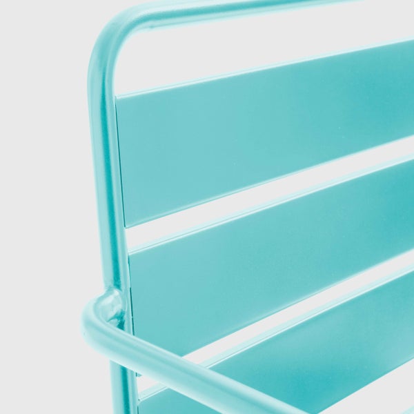 Detailansicht der Rückenlehne eines Gartenstuhls aus türkisfarbenem Metall mit waagerechten Lamellen.