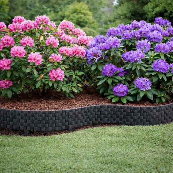 Gartenszene mit Blumenrabatte und Rasenkante