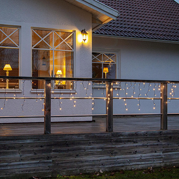 Weißer Lichterbogen mit fünf Kerzen