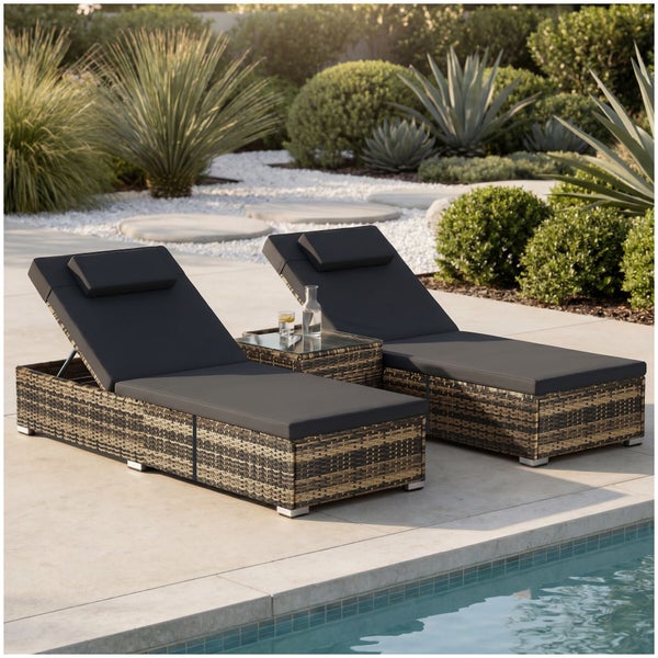 Zwei Gartenliegen aus Polyrattan mit dunklen Polstern und ein passender Beistelltisch an einem Pool in einem hellen, organisierten Garten.