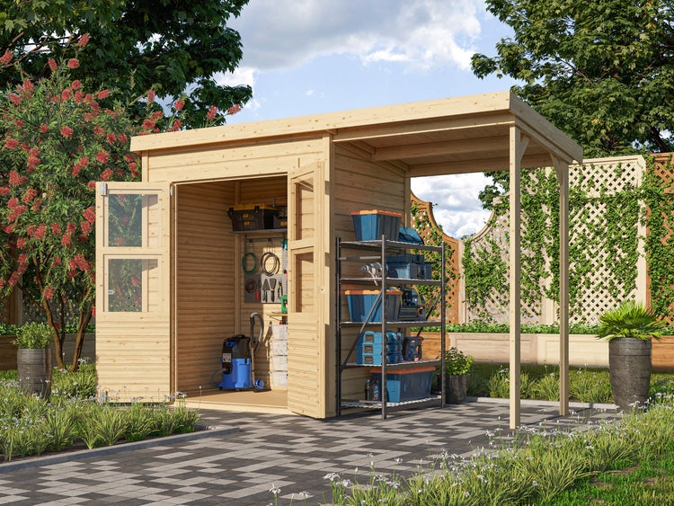 Holz-Gartenhaus mit Flachdach, Anbauschuppen und Doppeltür, organisiert mit Werkzeugen und Regalsystemen in einem Garten.