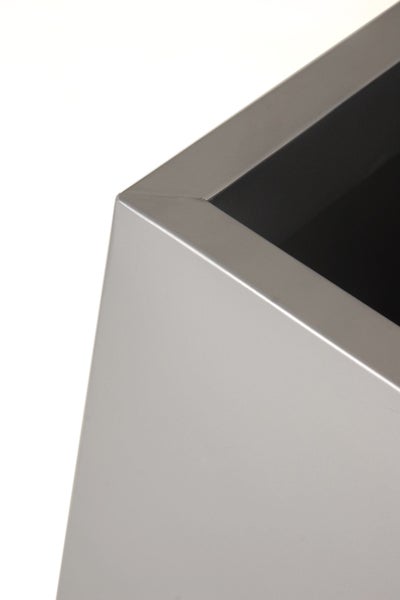 Detailansicht der Ecke eines silbernen Pflanzkübels aus Metall mit schwarzer Innenseite.