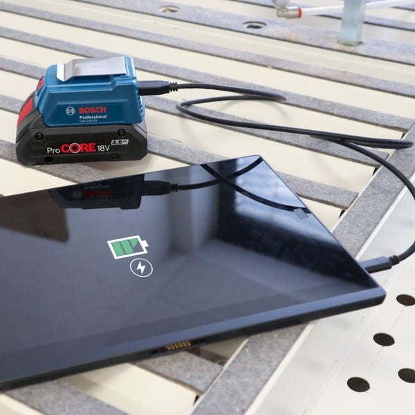 Bosch Professional GAA 18V-48 Akku-Adapter lädt Tablet-Computer
