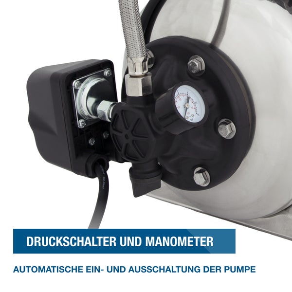 Druckschalter und Manometer einer Gartenpumpe im Detail.