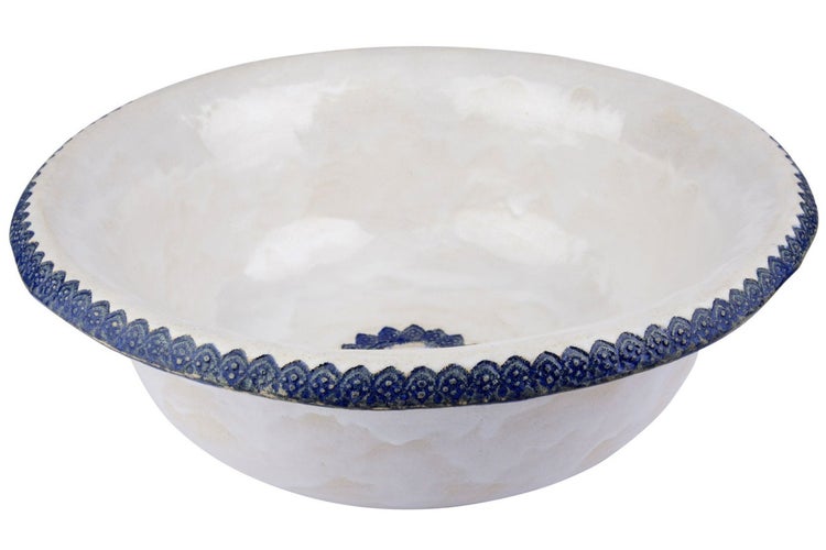 Waschbecken aus Keramik mit blauem Dekorrand