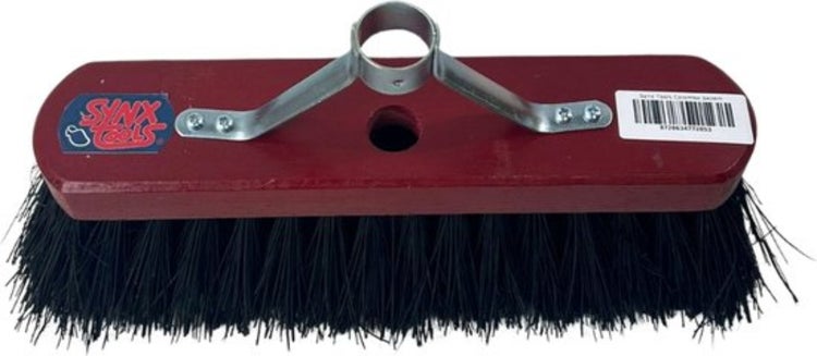 Besenkopf aus Holz mit schwarzen Borsten und Stielhalterung aus Metall. Synx Tools Logo.
