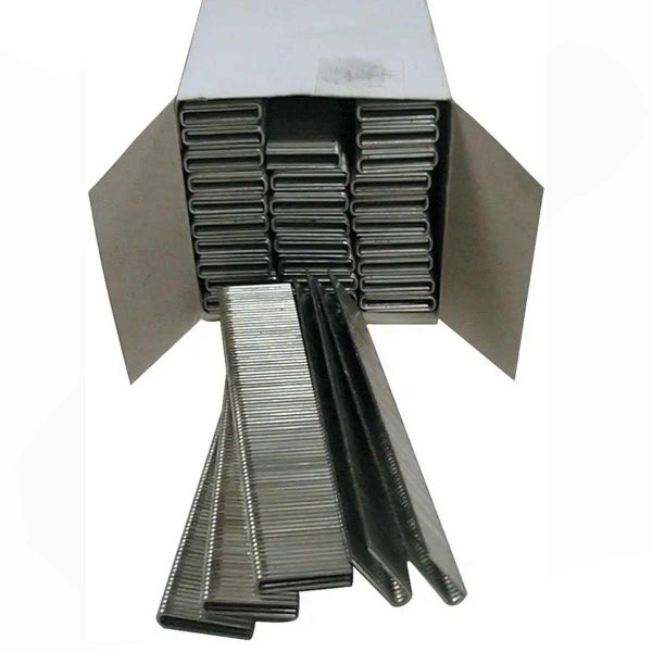 Eine geöffnete Pappschachtel gefüllt mit mehreren Reihen von Heftklammern für Tacker aus Metall.