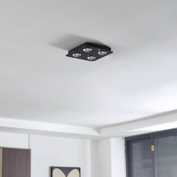 Schwarze Deckenleuchte mit vier Strahlern im Wohnzimmer