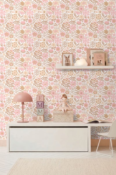 Bordüre mit Blumenmuster an einer Wand in einem Wohnzimmer mit Sessel und Beistelltisch.