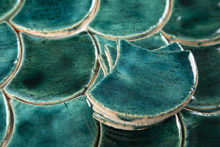 Keramikfliesen im Fischschuppenmuster