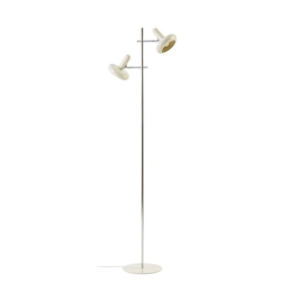 Moderne Stehlampe mit zwei verstellbaren Strahlern in einem elegant eingerichteten Wohnzimmer mit braunem Ledersofa und Holzkommode.