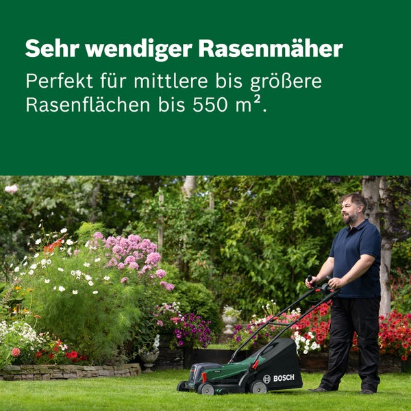 Mann mäht Rasen mit einem wendigen Bosch Rasenmäher in einem hellen Garten mit Blumen. Geeignet für mittlere Rasenflächen bis 550 Quadratmeter.