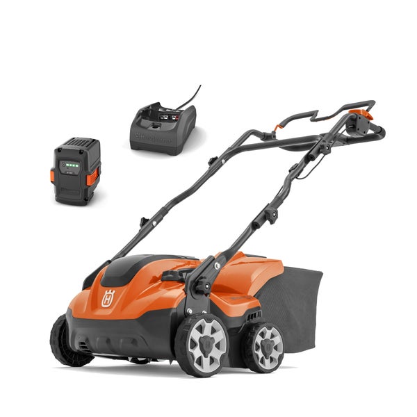 Husqvarna batteriebetriebener Vertikutierer aus Kunststoff und Metall in Orange und Schwarz mit Grasfangkorb, Akkumulator B140 und Ladegerät.