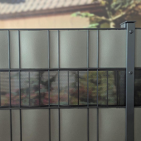 Metallzaun mit Sichtschutzelementen