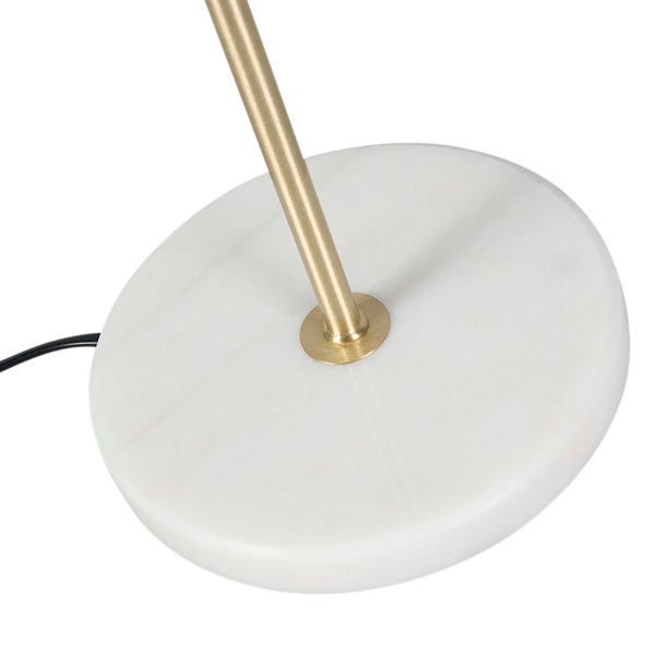 Detailaufnahme des Marmorfußes einer Stehlampe mit Metallelement