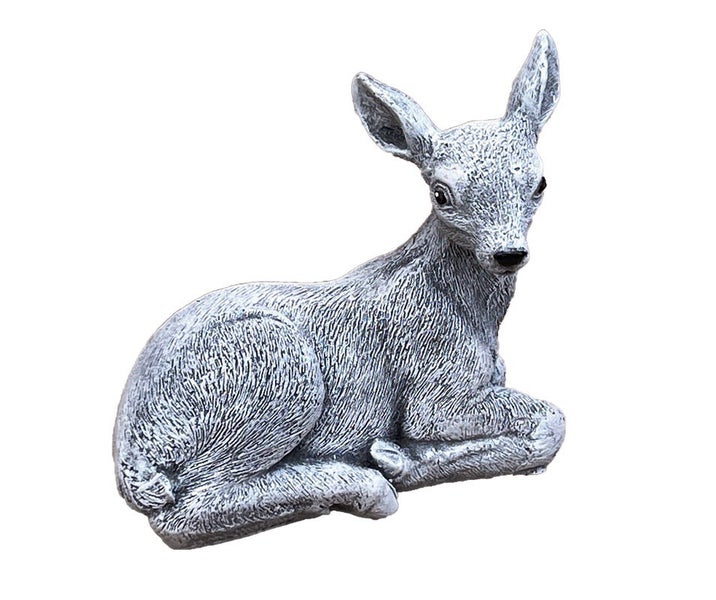 Gartenfigur liegendes Kitz aus Steinguss für die Dekoration im Außenbereich