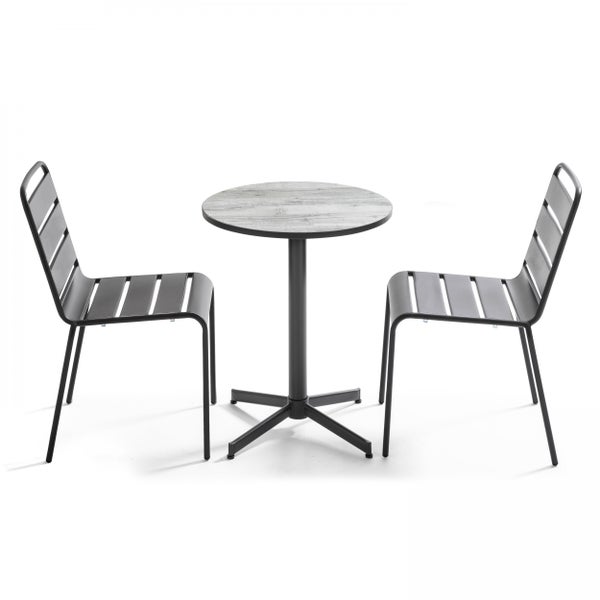 Gartenmöbel-Set bestehend aus einem runden Tisch in Holzoptik mit Mittelfuß und zwei Metallstühlen mit Latten-Design.