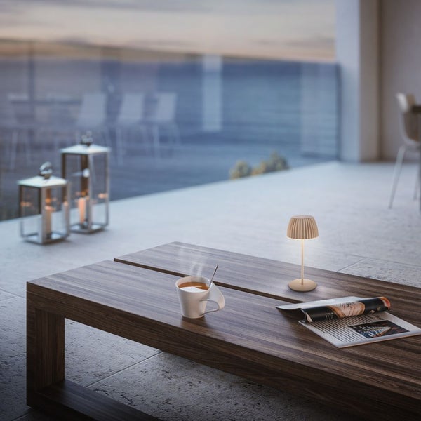 Tischleuchte mit plissiertem Lampenschirm und German Design Award Winner 2025 Siegel