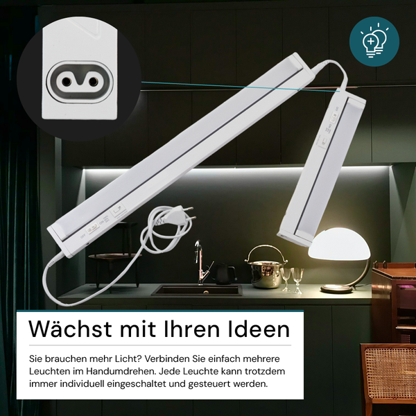 Verbindbare LED-Unterbauleuchten in zwei Längen mit Netzkabel und Detailansicht der Buchse vor einer modernen Küchenzeile.