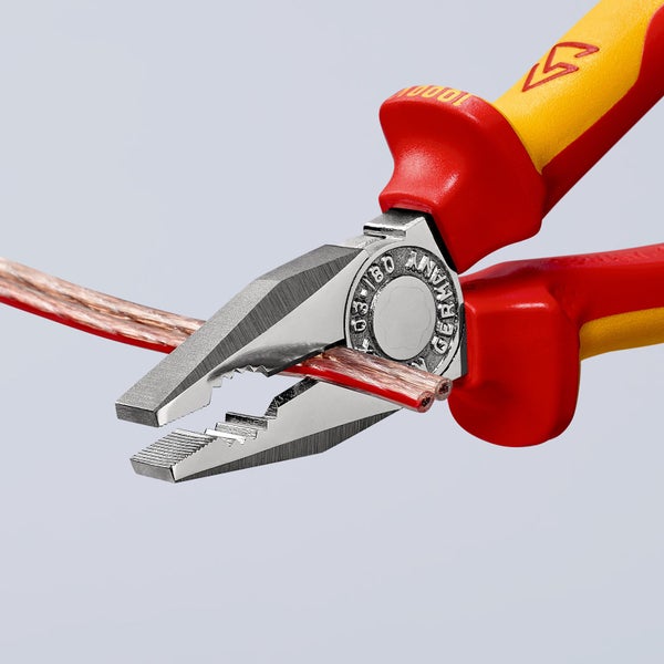 Knipex Kombizange mit Befestigungsöse verchromt, isoliert mit Mehrkomponenten-Hüllen, VDE-geprüft; mit integrierter isolierter Befestigungsöse zum Anbringen einer Absturzsicherung 180 mm - 0306180TBK