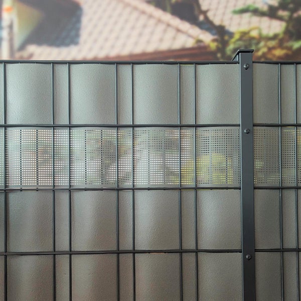 Sichtschutzzaun mit Metallelementen und lichtdurchlässigen Füllungen