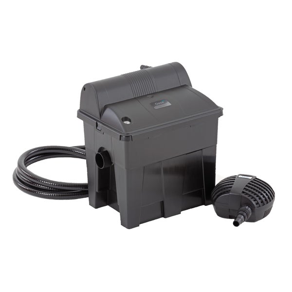 Oase Teichfilter-Set bestehend aus einer Filterbox, einer Teichpumpe und einem Spiralschlauch aus schwarzem Kunststoff.