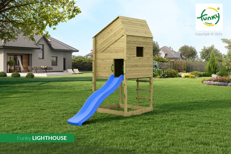 Holzspielhaus Funky LIGHTHOUSE mit blauer Rutsche und Leiter auf einem Rasen in einem hellen Garten. Funky Combo Logo.