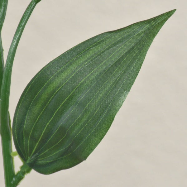 Nahaufnahme eines künstlichen grünen Blattes mit feiner Blattstruktur und sichtbaren Blattadern.