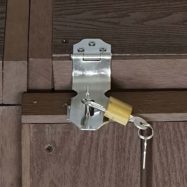 Metallschloss mit Schlüssel an einer Holztür befestigt