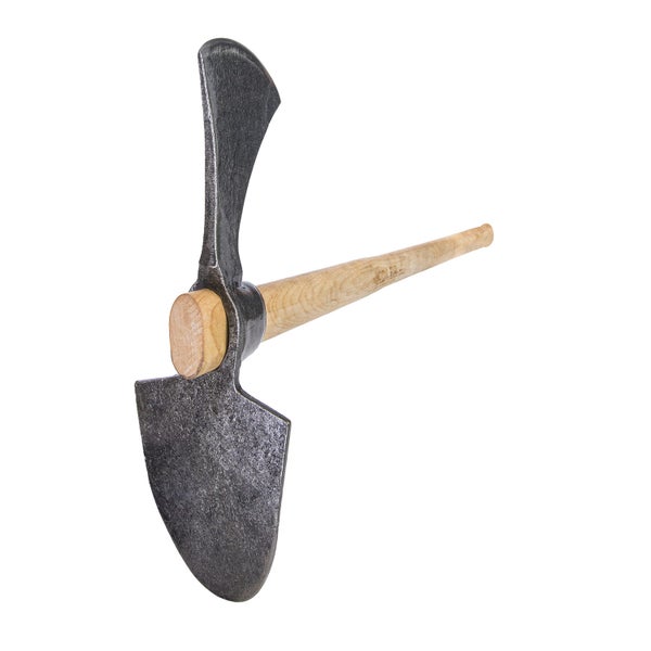 Eine Hacke mit Metallkopf und langem Holzstiel aus Esche, ideal für Gartenarbeiten und zum Auflockern von Boden.