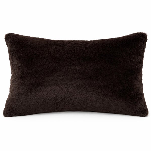 Rechteckiges Dekokissen aus weichem Kunstfell in Dunkelbraun.