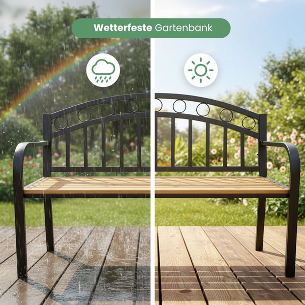 Wetterfeste Gartenbank aus Metall und Holz auf einer Holzterrasse, dargestellt bei Regen und Sonnenschein.