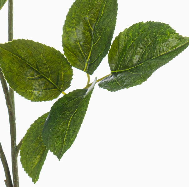 Künstlicher Rosenzweig mit weißen Blüten, einer Knospe und grünen Blättern.