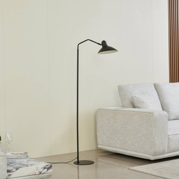 Stehleuchte neben einem Sofa im Wohnzimmer