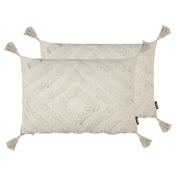 Schreibtischszene mit einer modernen Schreibtischlampe aus Metall, einem Laptop und Büromaterialien