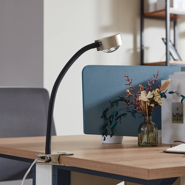 Schreibtisch mit Klemmleuchte, Dekoration und Büromaterial