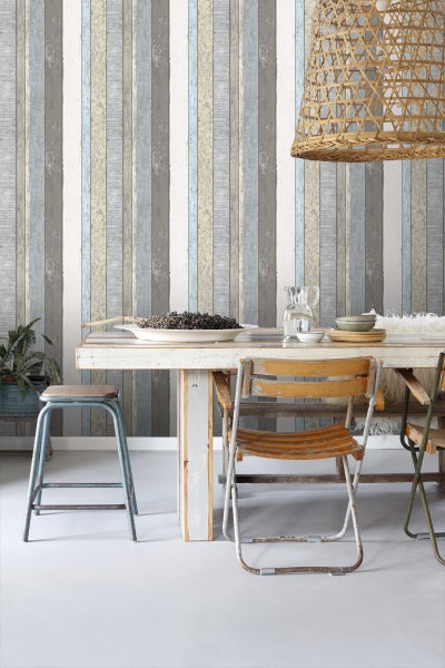 Wohnraum mit Holzwandtapete, Esstisch, Stühlen und Lampe