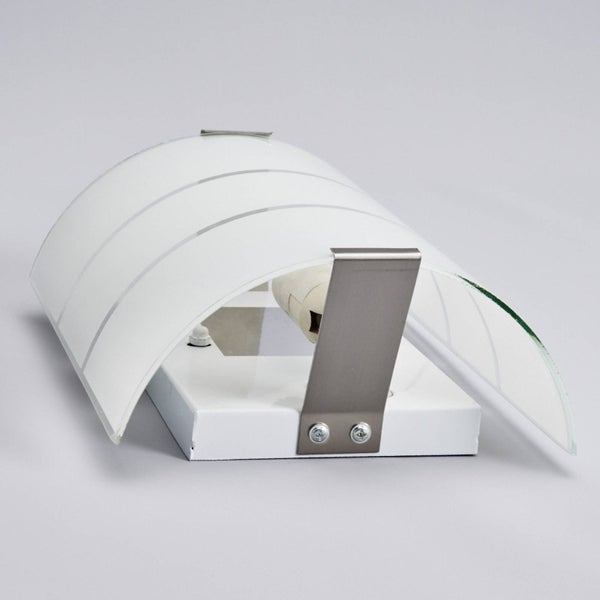 Wandleuchte aus Metall und Glas mit gebogenem, satiniertem Schirm und Streifendekor.