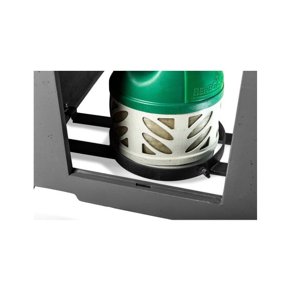 Gasflasche im Aufbewahrungsfach eines Gasgrills