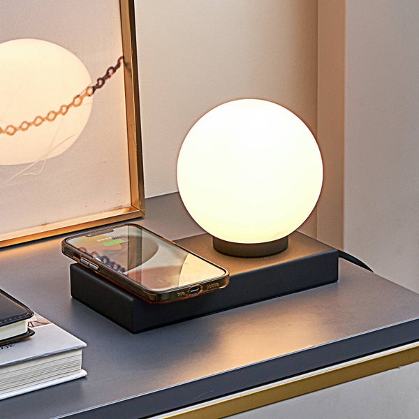 Nachttischlampe mit kabelloser Ladestation und Mobiltelefon