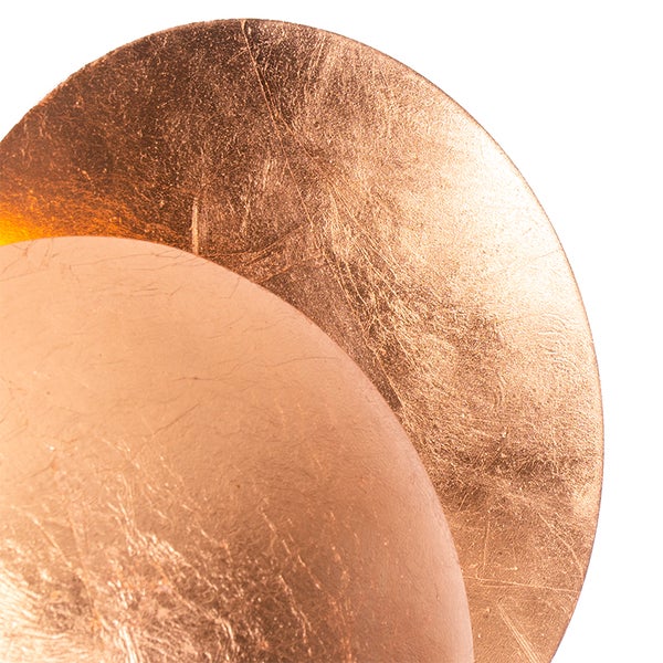 Nahaufnahme einer runden Lampe mit Blattgoldoptik