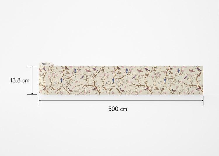 Tapetenmuster mit Ästen, Blüten, Vögeln, Schmetterlingen und Libellen im Natur-Stil.