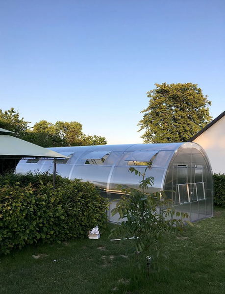 Gewächshaus aus Kunststoff im Garten