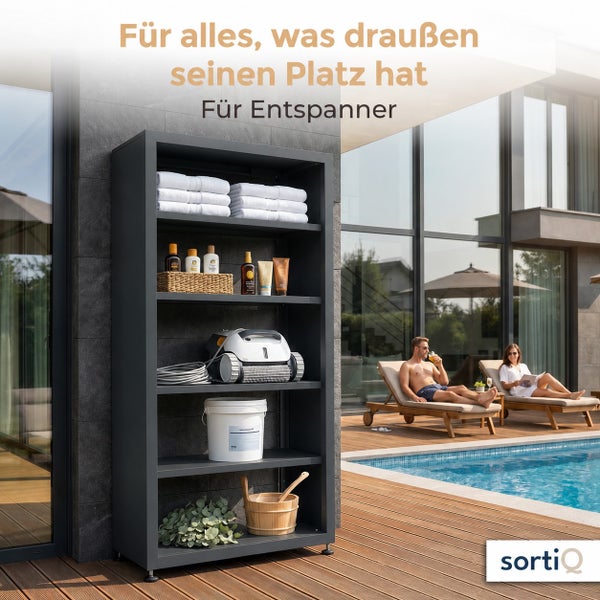 Ein hochstehendes Metallregal mit Ablagefächern für den Außenbereich, gefüllt mit Utensilien am Pool einer modernen Terrasse.